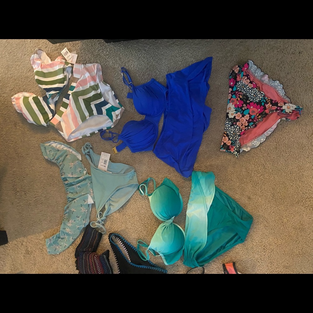 Bikinis ! - Picture 3 of 7